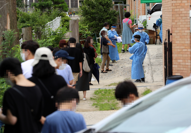 3일 오전 대전시 서구 관저동 한 교회에 설치된 선별진료소에서 교회 관련자가 신종 코로나바이러스 감염증(코로나19) 검사 순서를 기다리고 있다. 연합뉴스