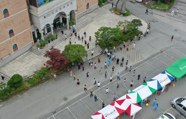 4일 오전 광주 북구 일곡중앙교회 주차장에 마련된 선별진료소에서 교인들이 신종 코로나바이러스 감염증(코로나19) 검사를 받고 있다. 지난달 27∼28일 이 교회 예배에 참석한 800여명 가운데 5명이 코로나19 확진 판정을 받았다. 연합뉴스