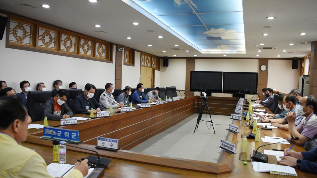 김영만 군위군수가 6일 통합신공항 단독후보지 탈락에 대한 법적대응 의사를 밝혔다. 사진은 지난 4일 열린 주민협의회. 군위군 제공