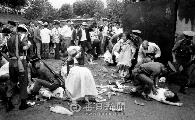 경부고속도로 최종 개통 경축식이 열린 대구시민운동장입구에서 각 동별로 선발된 시민들이 박정희 대통령을 보기위해 한꺼번에 행사장으로 들어가다 밀려 넘어지는 사고가 발생, 18명이 중상을 입었다. 경찰이 사고 현장에서 실신한 노인들을 응급처치하고 있다.(1970.7.7. 권정호) 매일신문 DB