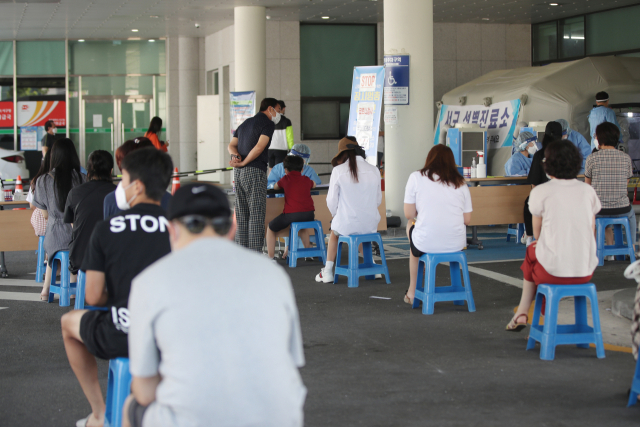 9일 오전 광주 서구청 선별진료소에서 시민들이 코로나19 검사를 받기 위해 순서를 기다리고 있다. 광주에선 코로나19 지역감염이 확산하며 감염원이 늘어나고 있다. 연합뉴스