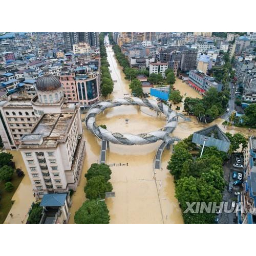 홍수로 물에 잠긴 중국 후베이성 도시의 모습. 연합뉴스