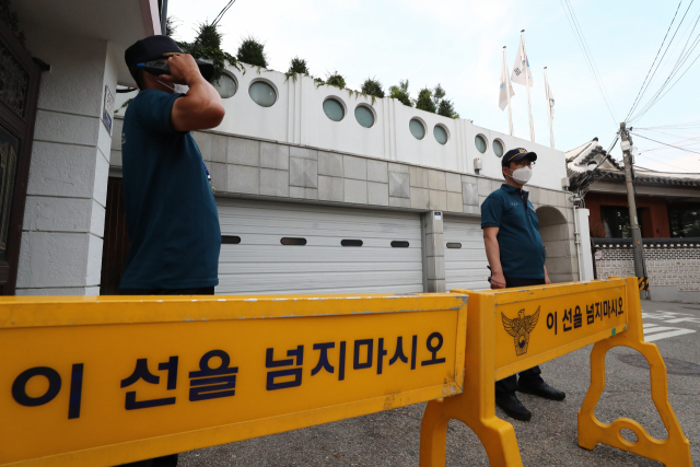 경찰에 박원순 서울시장이 실종됐다는 신고가 들어온 9일 오후 서울 종로구 가회동에 위치한 서울시장 공관에 폴리스라인이 설치되어 있다. 연합뉴스