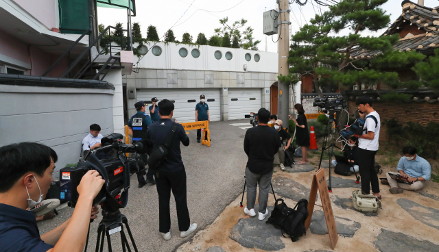 경찰에 박원순 서울시장이 실종됐다는 신고가 들어온 9일 오후 서울 종로구 가회동에 위치한 서울시장 공관에 취재진이 대기하고 있다. 연합뉴스