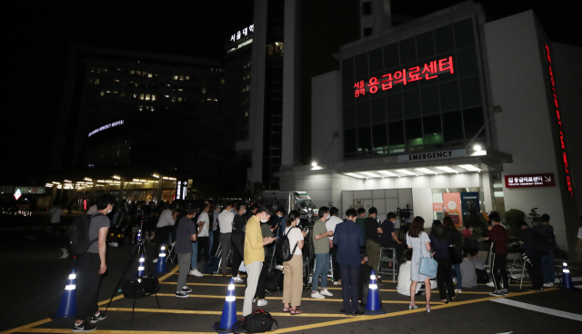 경찰에 박원순 서울시장이 실종됐다는 신고가 들어온 9일 오후 서울 종로구 서울대병원 응급의료센터 앞에서 취재진이 대기하고 있다. 연합뉴스