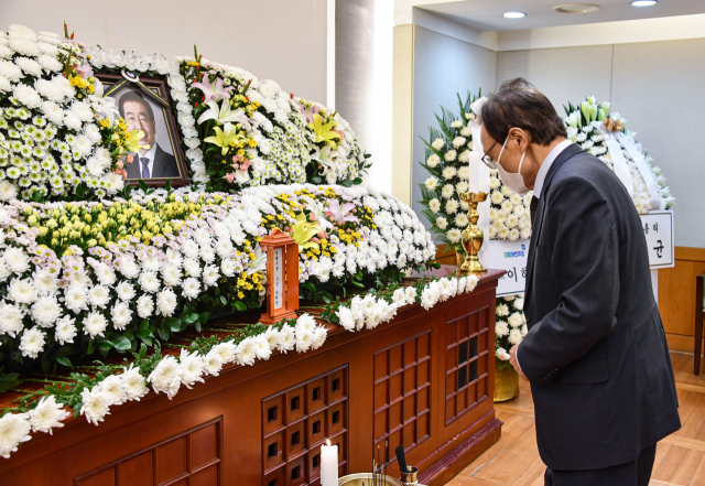 더불어민주당 이해찬 대표가 10일 오후 서울시 종로구 서울대학병원 장례식장에 마련된 고 박원순 서울시장 빈소를 찾아 조문하고 있다. [서울시 제공. 재판매 및 DB 금지] 연합뉴스