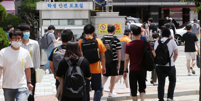 2020년 국가직 9급 공개경쟁채용 필기시험이 치러진 11일 오후 대구 달성중학교에서 시험을 마친 응시생들이 고사장을 빠져나가고 있다. 이번 시험은 지난 3월 28일에 치러질 예정이었지만, 코로나19로 인해 연기되어 이날 치러졌다. 김영진 기자 kyjmaeil@imaeil.com