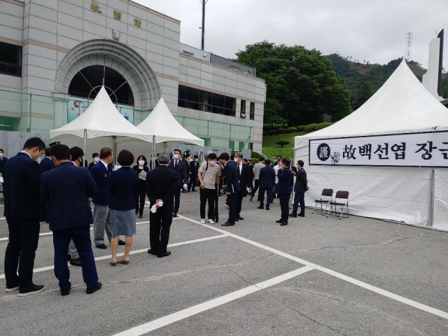 12일 경북 칠곡군 다부동전적기념관에 마련된 고 백선엽 장군 시민분향소에 대구경북 시도민들의 조문행렬이 잇따르고 있다. 이상혁 자유대한민국수호대장 제공