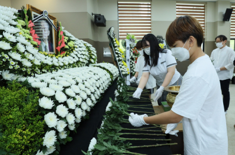 경북 칠곡군 석적고등학교 및 장곡초등학교 학생들이 12일 왜관지구 전적기념관에 마련된 고 백선엽 장군 분향소를 찾아 헌화하고 있다. 칠곡군 제공