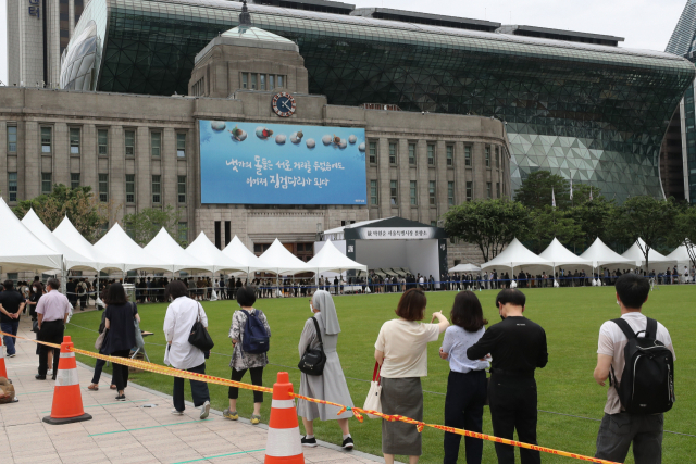 12일 서울광장에 마련된 고 박원순 서울시장 분향소에서 시민들이 조문을 위해 줄을 서 있다. 연합뉴스