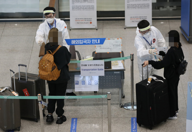 지난 7일 오후 인천국제공항 1터미널 입국장에서 입국자들이 교통편 등의 안내를 받고 있다. 13일 대구에서는 지역발생 확진자가 나오지 않은 가운데 해외유입 환자 1명이 발생했다. 연합뉴스