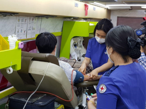 지난 13일 신천지 교회 신도들이 경북대병원의 대한적십자사 차량에서 혈장 공여를 하고 있다. 신천지 제공