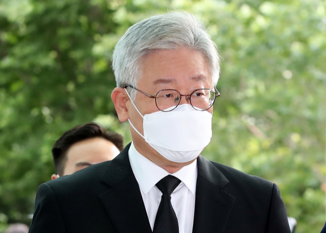 이재명 경기도지사가 10일 오후 서울 종로구 서울대학교병원 장례식장에 마련된 고(故) 박원순 서울시장 빈소로 들어가고 있다. 연합뉴스