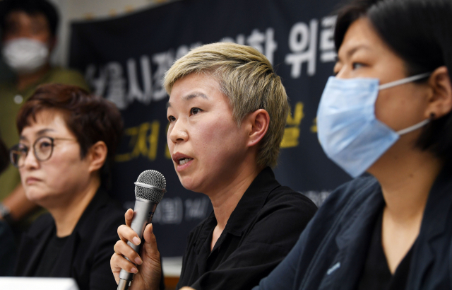 김재련 법무법인 온·세상 대표 변호사(오른쪽 두 번째)가 13일 오후 서울 은평구 한국여성의전화에서 열린 서울시장에 의한 위력 성추행 사건 기자회견에서 경과보고를 하고 있다. 연합뉴스