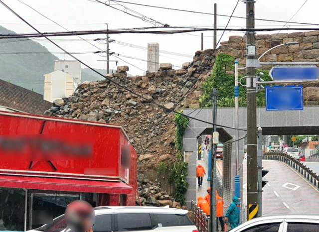 13일 낮 12시 30분께 부산 기장군 동부리 기장읍성 성벽 복원 부분이 많은 비에 붕괴했다. 붕괴한 부분은 굴다리 위에 쌓인 성곽 형태의 담장이며 인근 상가를 덮치지는 않았다. 사진은 이날 폭우에 무너진 부산 동부리 기장읍성 성벽. [부산경찰청 제공. 재판매 및 DB 금지] 연합뉴스