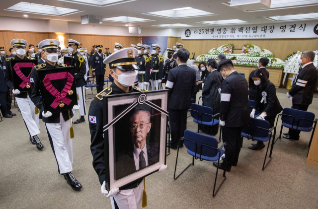 15일 오전 서울 송파구 서울아산병원 장례식장에서 고 백선엽 장군의 영결식이 진행되고 있다. 연합뉴스