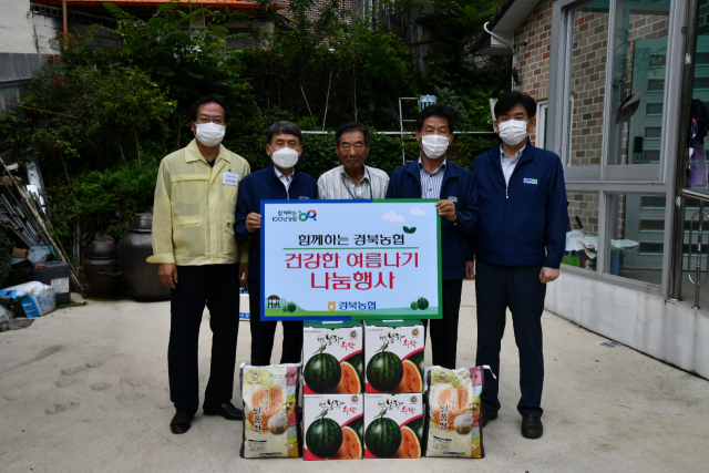 경북농협이 15일 초복을 맞아 도내 100세 이상 고령농업인에 봉화 재산수박을 전달하며 기념촬영을 하고 있다. 경북농협 제공