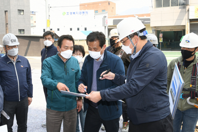 김문오(왼쪽 두번째) 달성군수가 신축된 달성군보건소 현장점검에서 관계자들로부터 설명을 듣고 있다. 달성군 제공