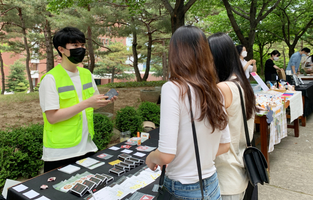 계명대 시각디자인과 학생들이 디자인 바자회를 열어 수익금을 코로나19장학금으로 학교에 기부했다. 계명대 제공