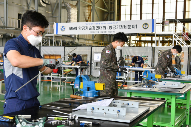 공군 군수사령부는 항공분야의 최고 기술자를 가리기 위한 제 5회 항공기술 경연대회를 지난 6일부터 개최 중이다. 공군 군수사령부 제공