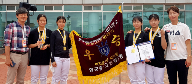 경북체육중학교 여자사브르 선수들이 제48회 문화체육관광부 전국남녀펜싱대회에서 개인전 및 단체전 우승을 차지했다. 왼쪽부터 이시윤 감독, 홍혜리,정수현,김서영,김주희 선수,서혜리 코치