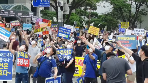 18일 오후 3시 서울 종로구 예금보험공사 앞에서 