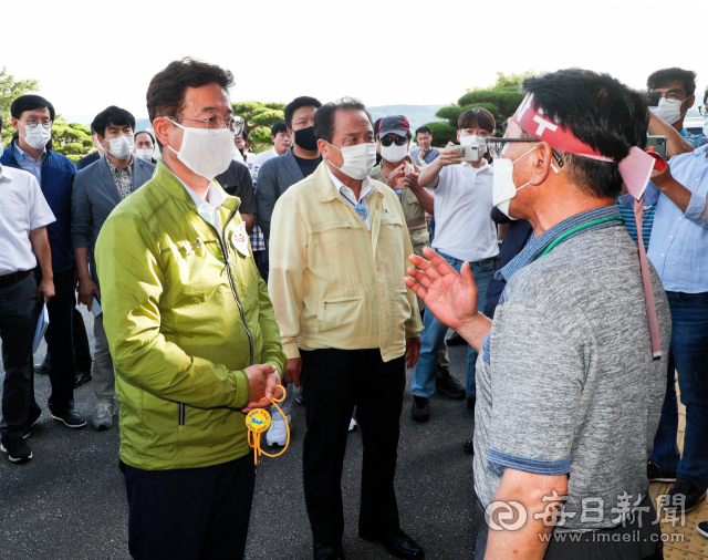 지난 20일 오후 군위군청에서 이철우(왼쪽) 도지사가 김영만(가운데) 군위군수를 만나 군수실로 향하기 전 소보 유치 신청 반대 시위를 벌이는 주민들의 주장을 듣고 있다. 우태욱 기자 woo@imaeil.com