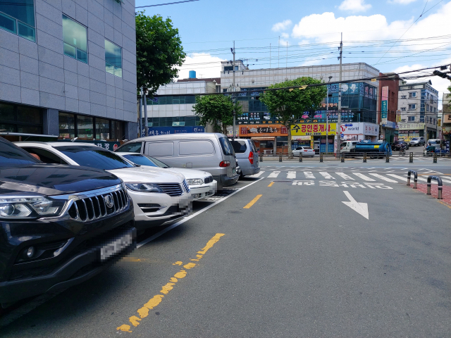 대구 서구 비산동 한 민영주차장이 횡단보도와 맞붙어 설치돼 있다. 이수현 기자