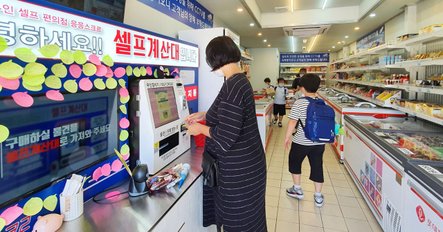 22일 대구 수성구의 한 무인 가게를 찾은 시민이 무인계산대에서 계산을 하고 있다. 김영진 기자 kyjmaeil@imaeil.com