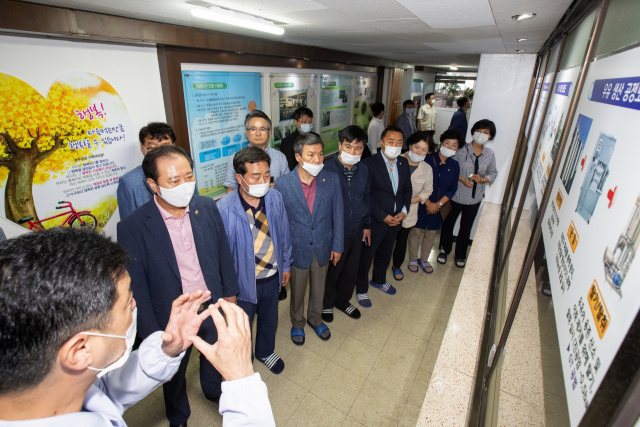 경북도의회 농수산위원회는 20일 남양유업 경주공장을 방문해 관계자로부터 우유생산과정을 설명듣고 있다. 경북도의회 제공