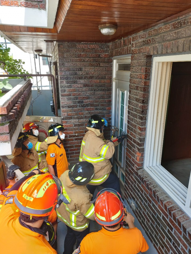 21일 대구동부소방서 구조대원이 철거건물을 이용해 방화문 개방 훈련을 실시하고 있다. 대구동부소방서 제공