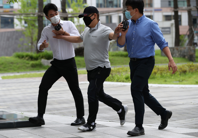 접촉사고 처리부터 하라며 구급차를 막아 응급환자를 사망에 이르게 했다는 논란의 당사자인 택시기사 최모씨가 서울동부지법에서 열리는 영장실질심사에 출석하고 있다. 연합뉴스