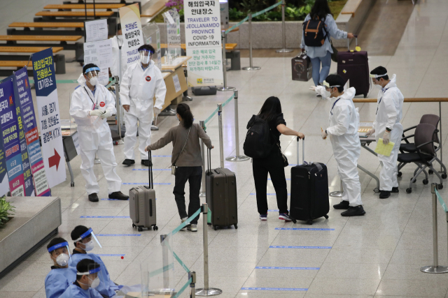 23일 오전 인천국제공항 입국장을 나서는 탑승객들. 연합뉴스