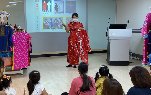 대구시교육청의 대구세계시민교육센터가 여름방학 중 문을 열고 여러 체험활동 프로그램을 운영한다. 센터의 세계문화체험학습 활동 모습. 대구시교육청 제공