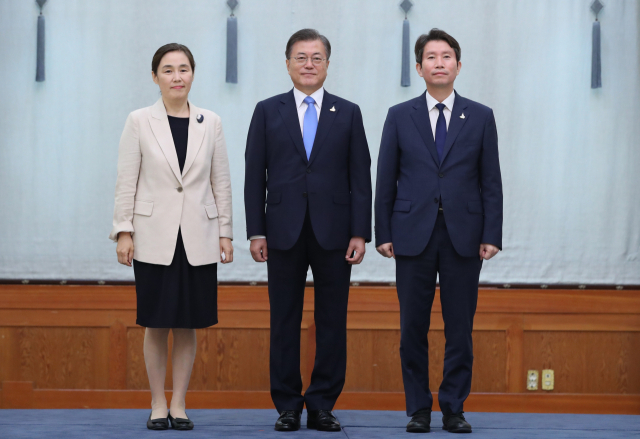 문재인 대통령이 29일 청와대에서 이인영 통일부 장관에게 임명장을 수여한 뒤 기념촬영 하고 있다. 왼쪽은 이 장관의 부인 이보은씨. 연합뉴스