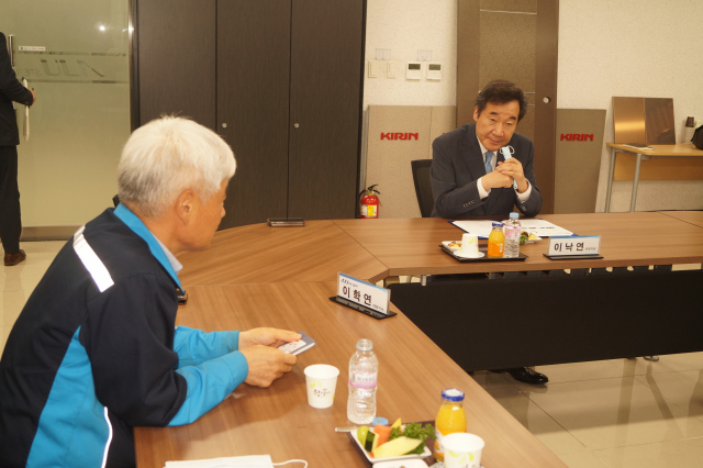 이학연(왼쪽) 아주스틸(주) 대표가 이낙연 더불어민주당 당 대표 후보에게 건의 사항을 요청하고 있다. 전병용 기자