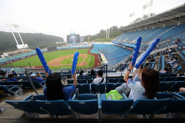 29일 대구삼성라이온즈파크에 관중들이 입장해 경기를 지켜보고 있다. 삼성라이온즈 제공