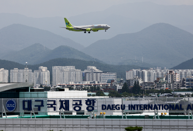 대구국제공항 활주로를 향해 여객기가 착륙을 하고 있다. 매일신문 DB