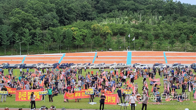 통합신공항 의성군유치위원회와 의성군민 3천여 명은 지난달 31일 의성종합운동장에서 통합신공항 공동후보지 시설 배치안 반대 규탄결의대회를 열었다. 이희대 기자