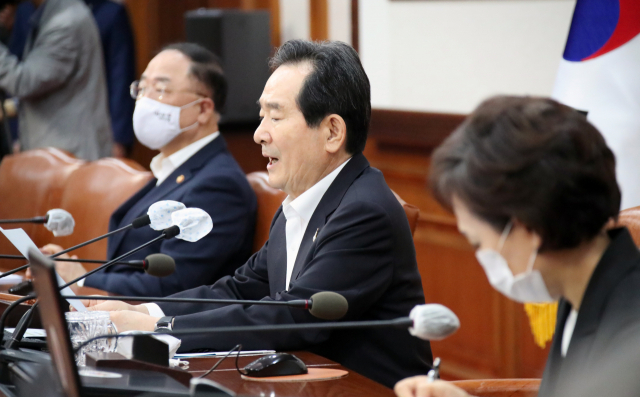 정세균 국무총리가 31일 정부서울청사에서 열린 임시 국무회의를 주재하며 발언하고 있다. 연합뉴스