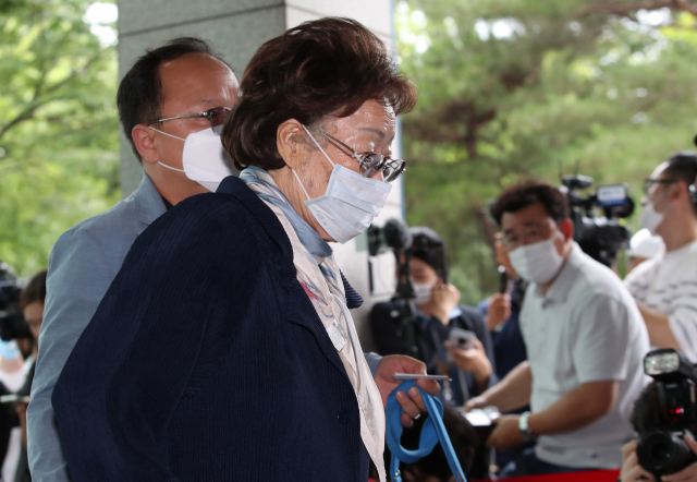 이용수 할머니가 10일 오후 종로구 서울대학교병원 장례식장에 마련된 박원순 서울시장 빈소로 들어가고 있다. 연합뉴스