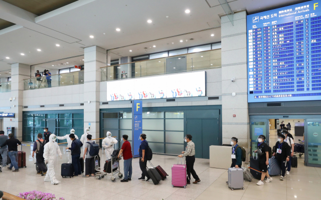 31일 오전 인천국제공항을 통해 귀국한 이라크 건설 현장 파견 근로자들이 공항 건물을 나서고 있다. 탑승 전 미리 실시한 코로나19 진단검사에서 양성 판정을 받은 근로자들은 의료기관 또는 생활 치료센터에 이송돼 치료를 받게 되며 음성 판정을 받은 경우 임시 생활시설에서 2주 동안 격리된다. 연합뉴스