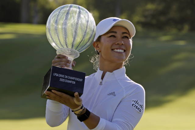 재미교포 대니엘 강이 3일 미국 오하이오주 털리도의 인버네스 클럽에서 열린 LPGA 드라이브온 챔피언십의 우승 트로피를 들어 올리고 있다. 대니엘 강은 셀린 부티에(프랑스)를 한 타 차로 제치고 우승을 차지했다. 연합뉴스