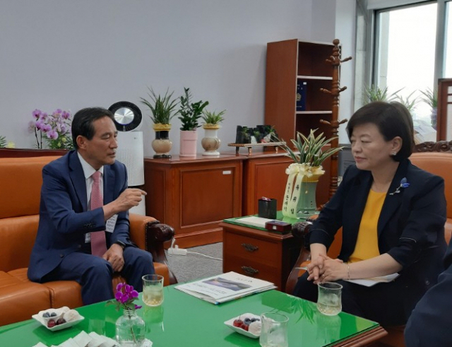 지난달 28일 정재현 상주시의회 의장이 진선미 국회 국토교통위원장실을 방문, 진 위원장에게 중부내륙철도 문경~상주~김천 구간 조기 건설의 당위성을 설명하고 있다. 상주시의회 제공