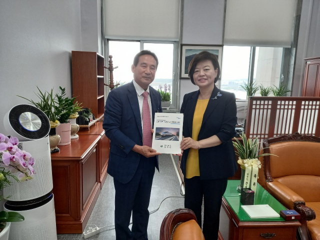 지난달 28일 정재현 상주시의회의장이 진선미 국회 국토교통위원장실을 방문, 진 위원장에게 중부내륙철도 문경~상주~김천 구간 조기 건설의 당위성을 설명한 뒤 기념촬영을 하고 있다. 상주시의회 제공