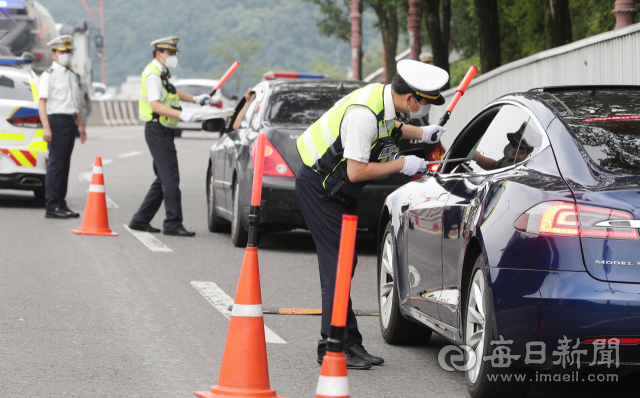 대구 남구 대명동 앞산순환도로 진입로에서 남부경찰서 교통안전계 경찰들이 대낮 음주운전 단속을 실시하고 있다. 매일신문DB