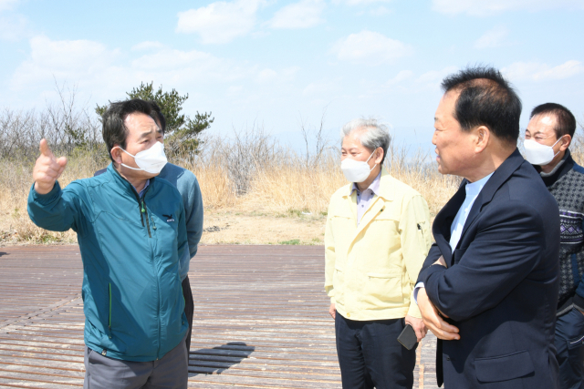 김문오 달성군수가 최정산 정상을 잇는 도로개설 현장점검에서 관계자들로부터 설명을 듣고 있다. 달성군 제공