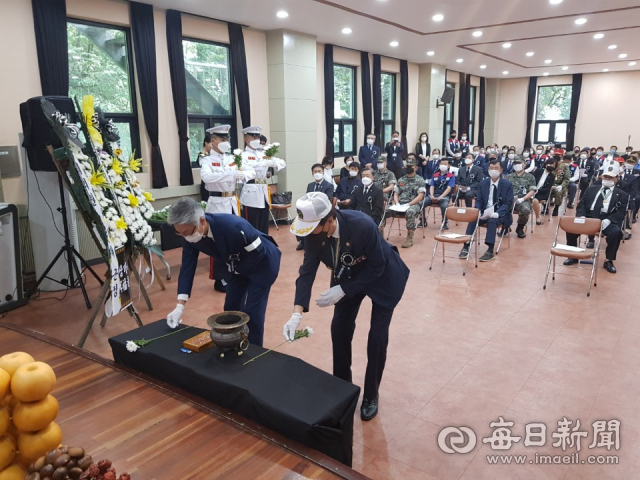 제64회 전몰학도의용군 추념식에 참석한 관계자들이 6·25전쟁 당시 포항지구를 방어하기 위해 쓰러져간 학도의용군들의 희생을 기리며 헌화를 하고 있다. 포항시 제공