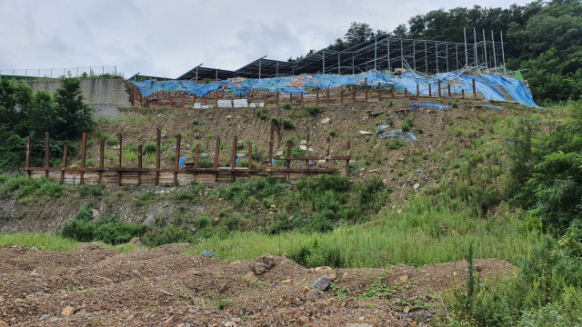 11일 경북 청도군 풍각면 태양광 발전 시설이 추가 붕괴를 막기 위해 H빔을 설치하고 공사가 중단된 상태로 남아있다. 노진규 기자