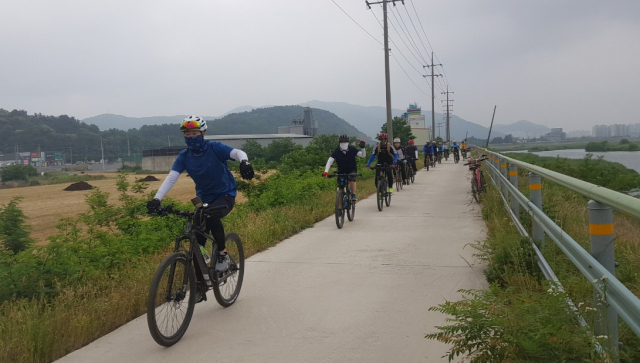 자전거 동호인들이 경주 형산강 자전거도로를 달리고 있다. 경주시 제공